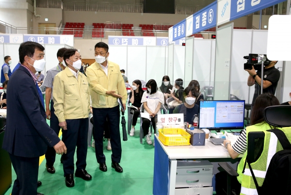 고3 예방백신 접종 현장격려에 나선 설동호 교육감
