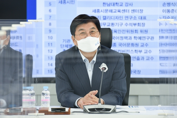 19일 세종시청 집현실에서 열린 제1기 한글사랑위원회 첫 정례회의에서 이춘희 세종시장이 발언을 하고 있다.