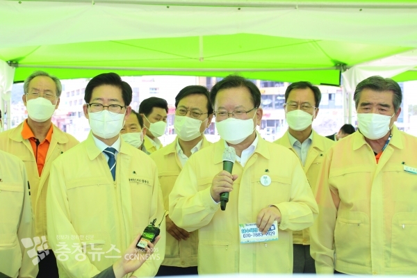 김부겸 국무총리는 20일 보령 대천해수욕장 코로나19 방역 상황을 점검한 뒤 "충남민항이 관철될 수 있도록 최선을 다하겠다"고 말했다. 