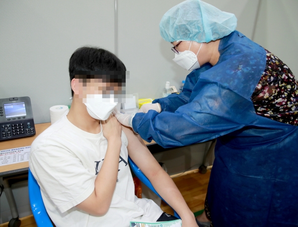 '수능 앞둔 고3 학생들’ 백신 접종 모습