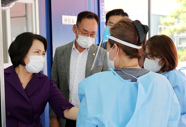 서산시의회 이연희 의장이 지난 20일 서산시보건소 선별진료소를 찾아 코로나19 의료진에게 시민을 대표해 감사한 마음을 전했다.