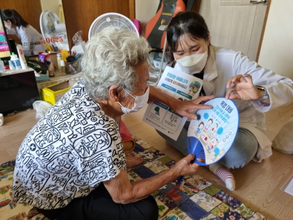 취약계층의 건강한 여름나기를 위한 방문 건강관리 서비스 진행 모습