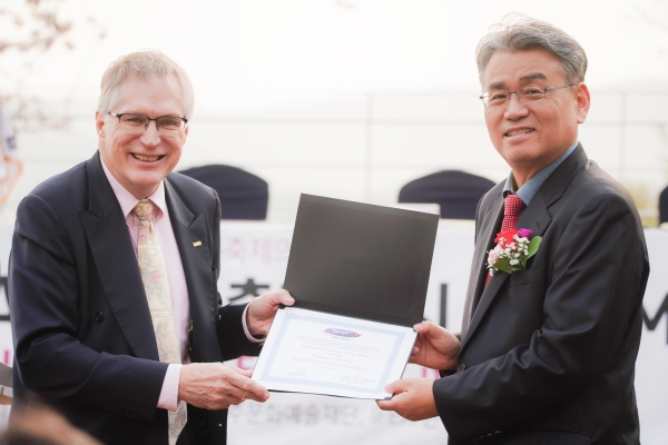 지난 2019년 IFEA World 스티븐 우드 슈메이더 회장으로부터 아시아회장 임명장을 받는 정강환 원장
