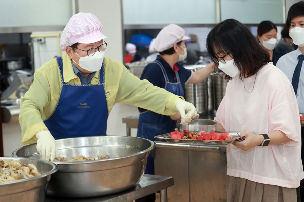 장종태 서구청장은 21일 중복을 맞아 축산농가를 돕기 위해 직원들에게 직접 배식하며 격려했다.