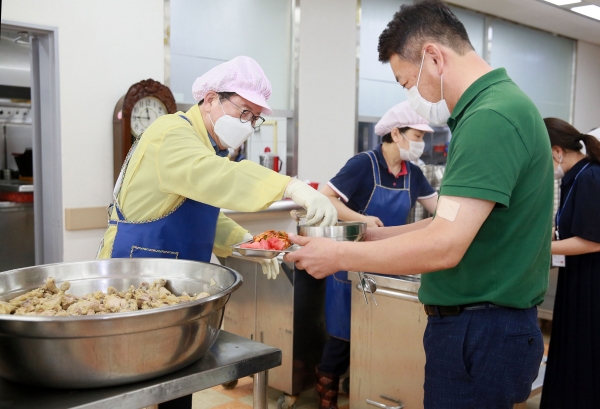 장종태 서구청장은 21일 중복을 맞아 삼계탕을 직원들에게 직접 배식하며 격려했다.