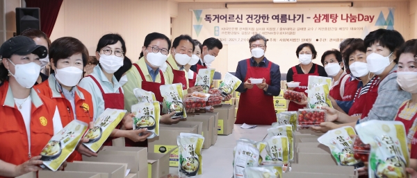 대전 서구 관저종합사회복지관에서는 21일 독거노인을 위한 삼계탕 나눔DAY 행사 실시