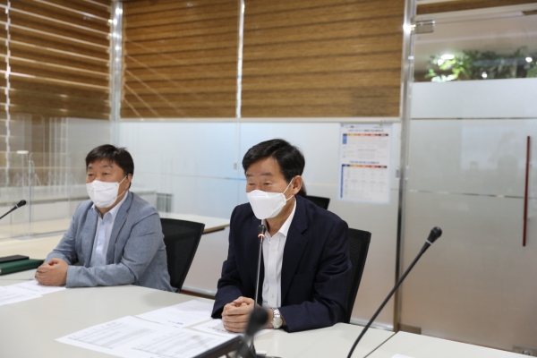 이창재(우측) 한국산림복지진흥원장이 21일 대전 서구 한국산림복지진흥원 영상회의실에서 '정보보안 도전! 골든벨' 행사 참가자들에게 인사말을 하고 있다.