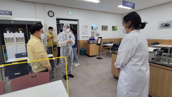 이창재(좌측 방역복 착용) 한국산림복지진흥원장이 20일 전남 장성군 북이면 국립장성숲체원 식당에서 방역을 실시하기 전 영양사와 인사를 나누고 있다.