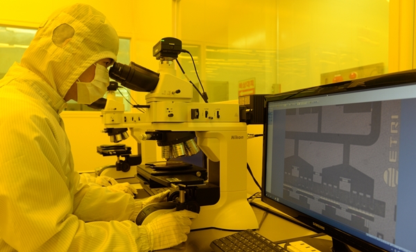 ETRI 연구진이 광학현미경으로 질화갈륨 집적회로를 점검하고 있는 모습