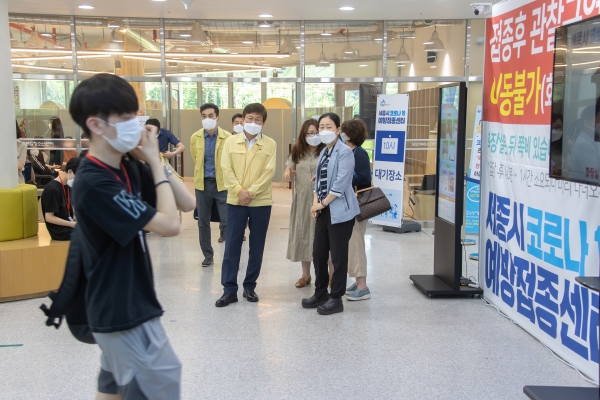 최교진 교육감이 고3‧교직원 백신 접종 현장 찾아 격려하고 있다.