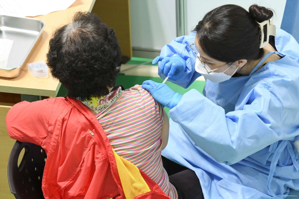 대전 중구, 코로나19백신 예방접종센터 운영 100일( 백신접종 모습)