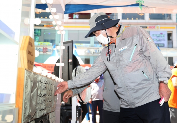 김동일 보령시장은 축제 첫 날 대천해수욕장 머드광장에 조성된 오프라인 축제장에 방문 모습