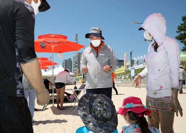 김동일 보령시장은 축제 첫 날 대천해수욕장 머드광장에 조성된 오프라인 축제장 방문 모습