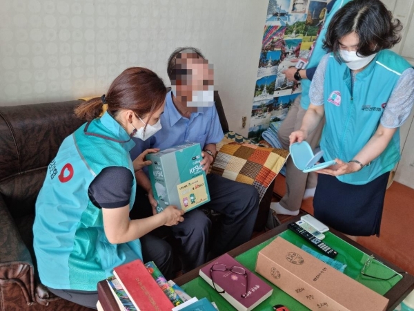 독거어르신에게 마스크 등 안전용품 지원