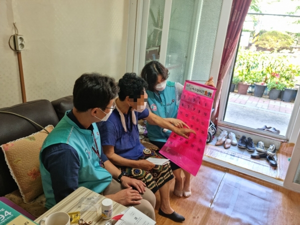 독거어르신에게 마스크 등 안전용품 지원