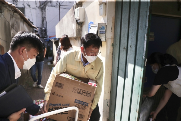 천안시 전만권 부시장 쪽방촌 방문 사진
