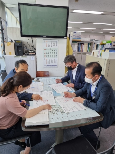 좌측 분홍색 옷 입은 여성분이 국토교통부 도로건설과 강지연 사무관이며, 맞은편 윤부시장과 면담 진행중