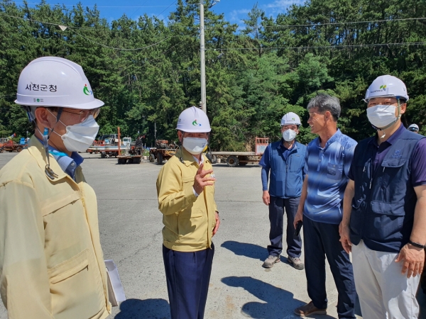 노박래 군수가 송석항 어촌뉴딜300사업 선양장 공사현장을 찾아 시공사 관계자로부터 설명을 들은 뒤 공무철 송석어촌계장에게 원활한 사업추진을 위해 협력 강조