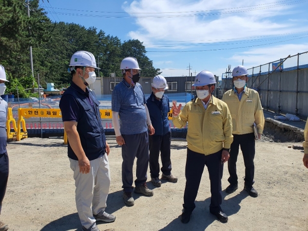 노박래 군수가 송석항 어촌뉴딜300사업 해의커뮤니티센터 건축현장을 찾아 진행상황을 점검한 뒤 연말 준공을 목표로 차질 없이 추진해 줄 것 당부