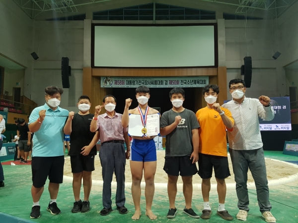 세종시 전의중학교 씨름부 김병창 학생이 올해 열린 3대 씨름대회에서 금메달을 목에 걸었다.