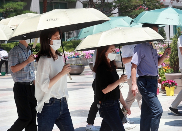 폭염극복 양산쓰기 캠페인 사진