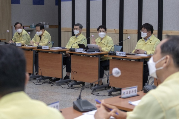 사회적거리두기 4단계 격상에 따른 긴급회의 개최 모습