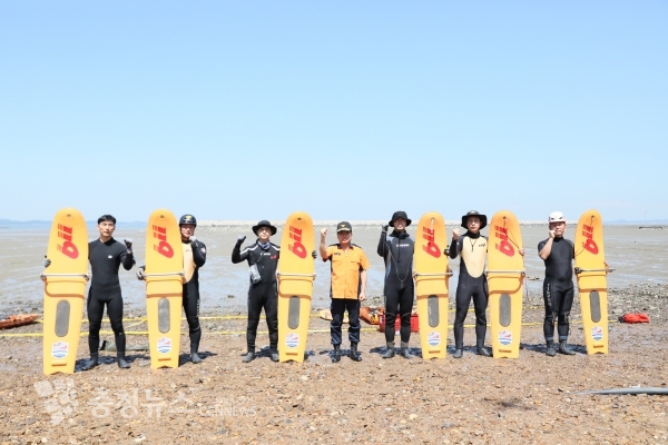 대회 참가한 119구조대원들과 조선호 충남소방본부장이 단체사진을 찍고 있다.