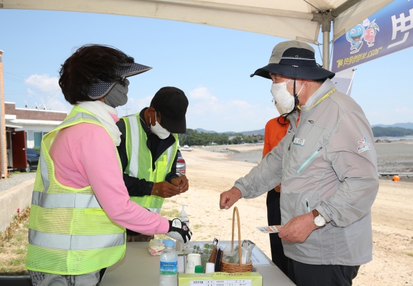 김동일 보령시장, 보령형 K-방역 현장점검 및 피서지 근무자 격려