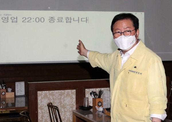 장종태 서구청장이 지난 23일 사회적 거리두기 단계 상향에 따른 다중이용시설 합동 점검을 하고 있다.