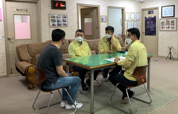 강규창 대덕구 부구청장이 사회적 거리두기 단계 격상으로 고충을 겪는 관내 학원 경영자를 만나 애로 사항을 청취하고 있다.