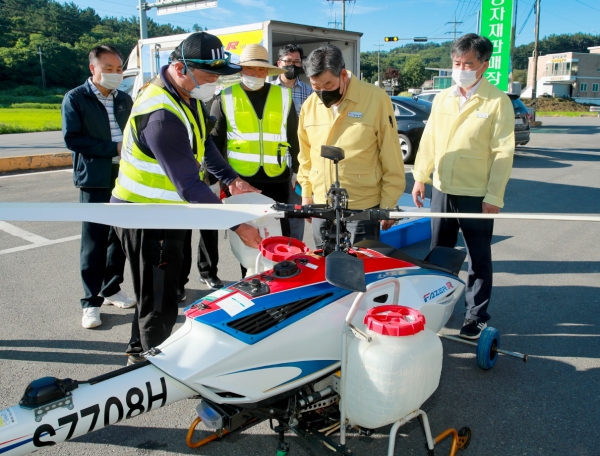 지난 15일 원북면에서 실시된 항공방제 모습.