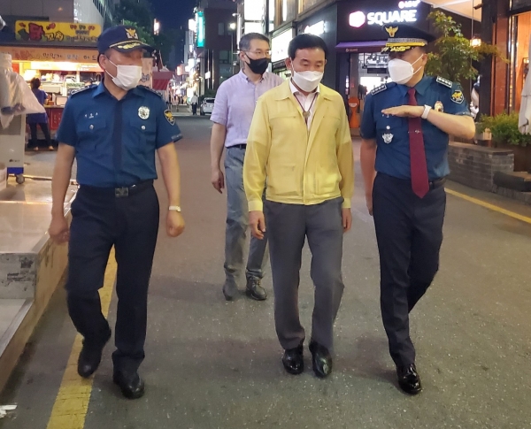 지난 27일 사회적거리두기 4단계 시행에 따른 야간 특별점검에 나선 중구청 박용갑 구청장, 중부경찰서 김선영 서장