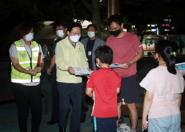 지난 27일 사회적 거리두기 4단계 시행 첫날을 맞아, 관내 공원과 하천변 등을 돌아보며 방역수칙 이행여부 점검 및 거리두기 홍보를 위한 합동 점검을 실시했다.