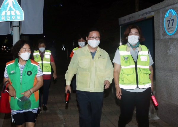 지난 27일 둔산경찰서(서장 맹병렬), 서구 자율방범대, 자율방재단이 합동으로 실시하는 둔산동 번화가 야간 순찰 현장을 찾아