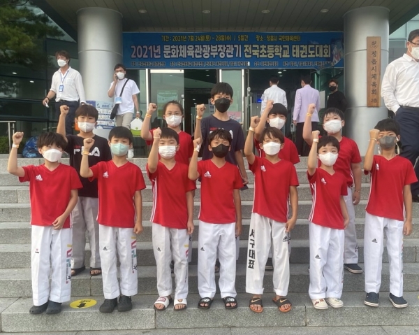 대전봉산초등학교 3학년 학생들이 지난 25일 전북 정읍에서 열린 ‘2021 문화체육관광부장관기 전국초등학교 태권도대회’에서 우수한 성적을 거두고 돌아왔다.