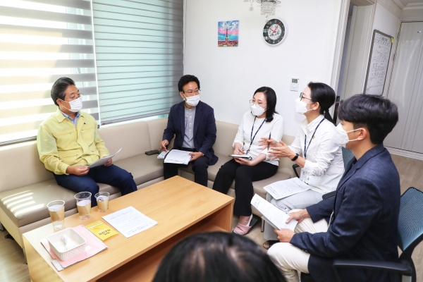 김홍장 당진시장이 폭력예방상담소를 방문해 직원들과 면담 모습