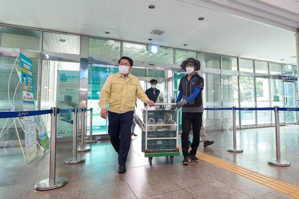 오세현 시장이 친환경 농산물 배송에 참여하고 있다