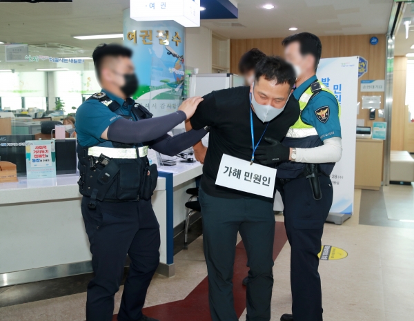 지난 28일 군청 민원봉사과 내에서 공직자와 태안경찰서 관계자 등 20여 명이 참석한 가운데 ‘특이민원 발생상황 대비 모의훈련’ 실시