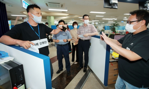지난 28일 군청 민원봉사과 내에서 공직자와 태안경찰서 관계자 등 20여 명이 참석한 가운데 ‘특이민원 발생상황 대비 모의훈련’ 실시