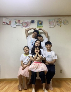 2021년 제2회 다자녀 가족사진 최우수 작(작품명 : 집에서 가족사진)