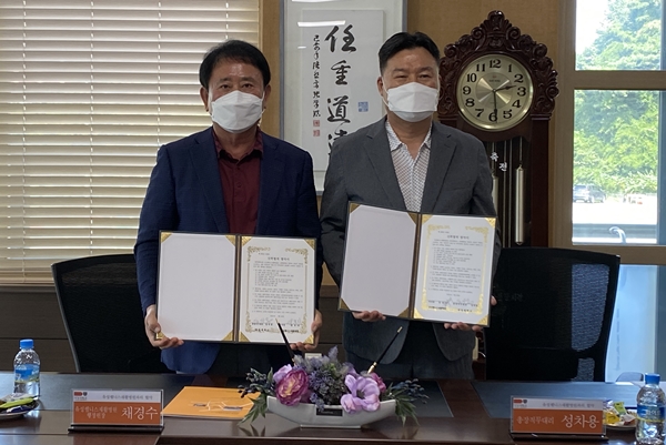 대덕대학교가 28일 유성웰니스 재활병원과 현장실습 및 취업연계 프로그램, 재학생 재능기부, HRD사업, 병원행정 보건 서비스 교육 추진에 따른 상호협력 및 지원을 골자로한 산학협력 협약을 체결했다.