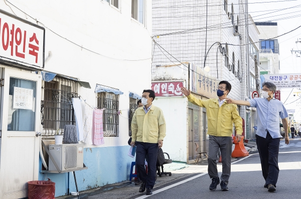 허태정 시장, 폭염 대비 동구 대전역 일원 쪽방촌 안전점검 모습.