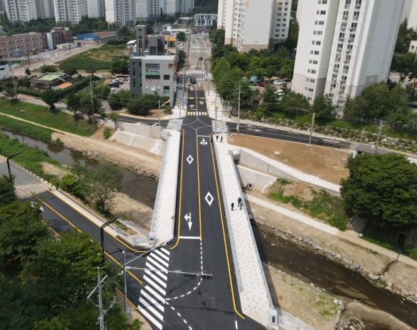29일자로 개통된 탑동1교를 푸르지오1차 아파트에서 대동다숲아파트 방향 드론으로 촬영한 사진