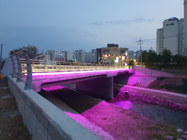 탑동1교에 경관조명을 설치해 일몰 이후 다양한 색상의 경관조명을 보여주고 있는 사진