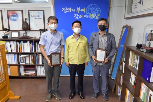 수여식 기념촬영 장면