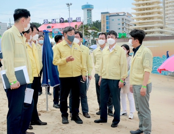 가세로 태안군수와 해양수산부 엄기두 차관이 30일 만리포를 찾아 물놀이 안전대책을 논의했다.