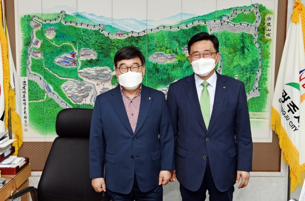 광주시 방문 현장 사진  * 한국농수산식품유통공사 김춘진 사장(우측), 신동헌 시장(좌측)