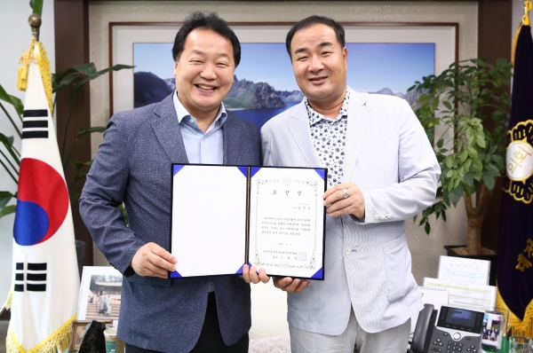 김거수 충청뉴스 대표는 30일 대전 서구의회 이선용 의장에게서 전국시군자치구의회의장협의회 표창장을 전달 받았다.