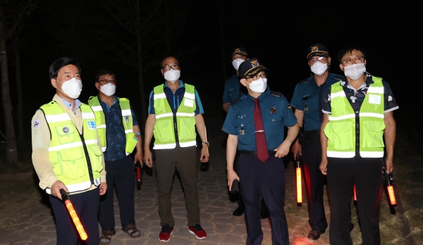 황인호 동구청장, 산내동 남성자율방범대와  대별동 초지공원 현장 점검 모습