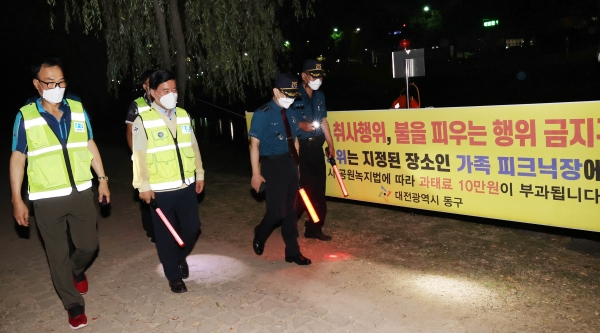 황인호 동구청장, 산내동 남성자율방범대와  대별동 초지공원 현장 점검 모습